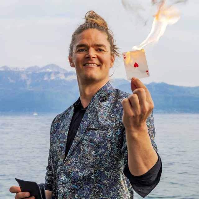 Je fais apparaître l’impossible partout où je passe…
Mais dites-moi : où aimeriez-vous que je crée l’illusion ?