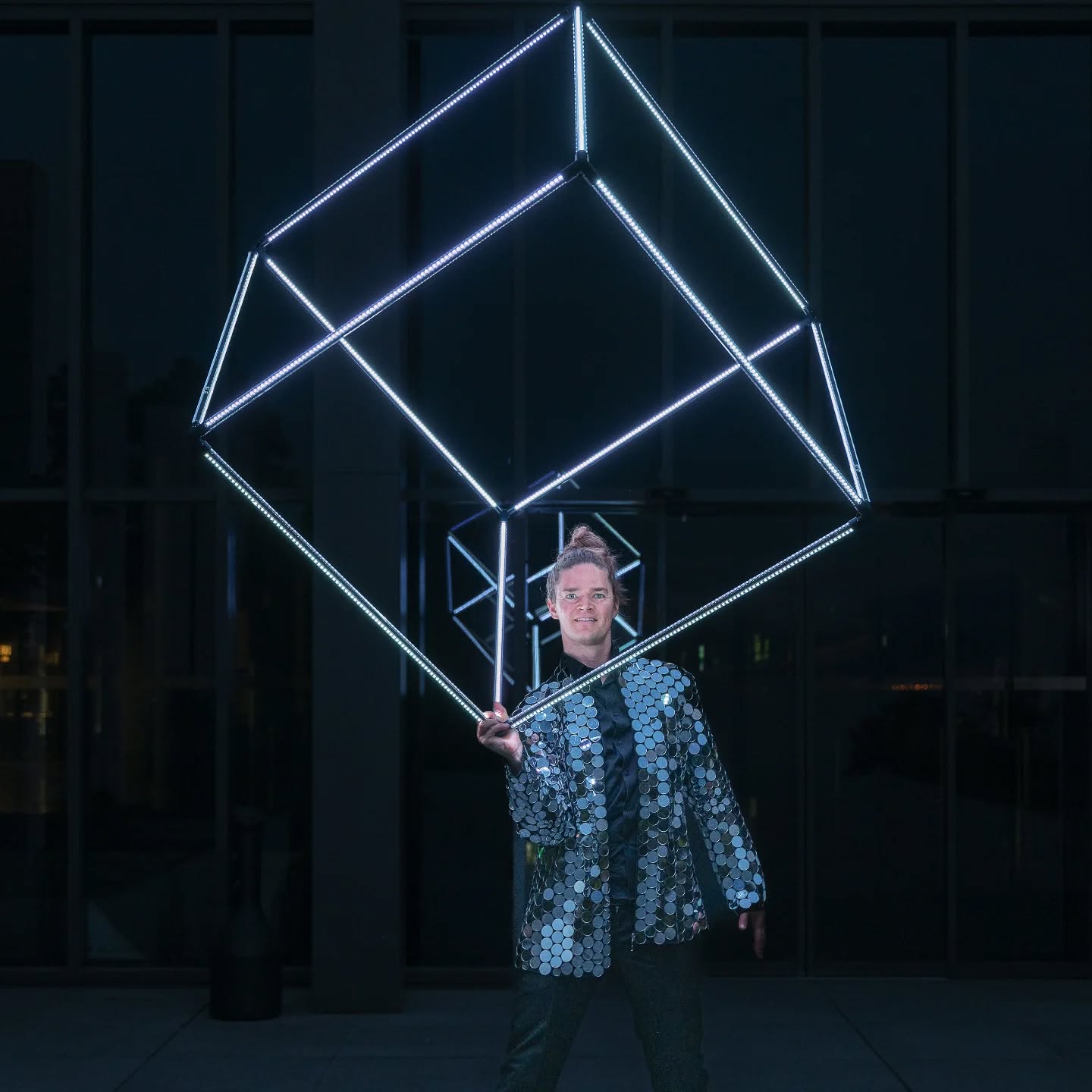 Quand la lumière se met à bouger, quelque chose de magique se passe 💫
Je manipule un cube lumineux géant, entre performance, art et poésie visuelle.Et toi, tu es plutôt team spectacle de feu 🔥 ou team spectacle de lumière 💡 ?#ledshow #spectacle #spectaclenoel #evenementsuisse #evenementiel #spectaclelumineux