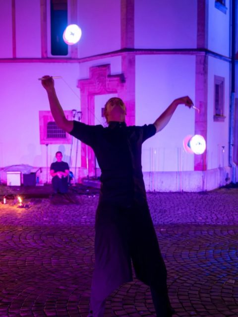 Il y a deux semaines, avec la compagnie @paradox.circus, on présentait notre spectacle Les Architectes de Lumière.
Un super moment que j’avais envie de partager avec vous, avec quelques images capturées par @magilive_photographieLà, c’est moi avec mes diabolos LED. C’est un numéro que j’adore faire, simple, dynamique, et toujours fun à partager sur scène.
Un grand merci à @circobello.officiel pour la coproduction.Et merci pour le soutien de @fullytourisme ainsi que de la Fondation Ernest Göhner Stiftung.