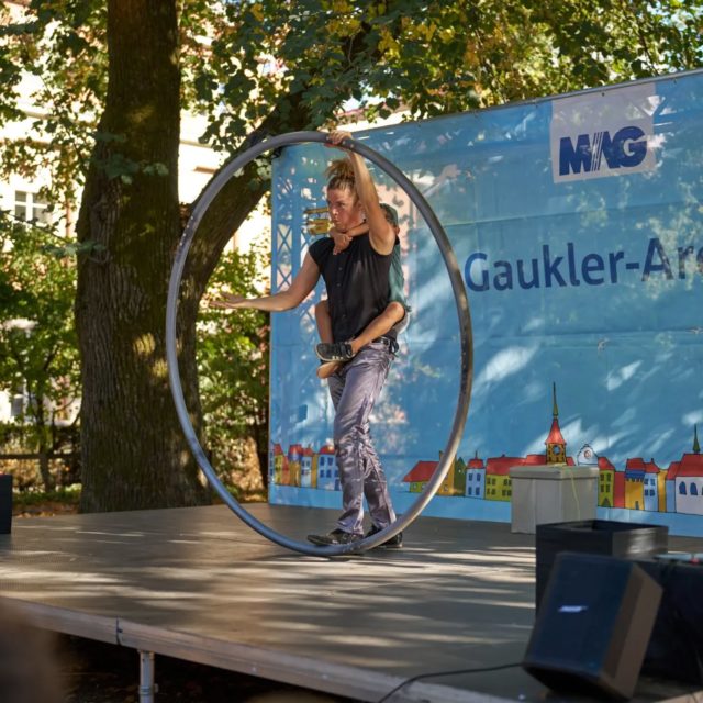 Dans mon spectacle de rue, les enfants ne sont pas seulement spectateurs… ils participent aussi ! 😄🎪Et parfois, ils se retrouvent même sur mon dos pendant un numéro de roue Cyr !Des rires, des surprises, et surtout des souvenirs qu'ils ne sont pas près d'oublier !Un spectacle pour les petits… et les grands qui ont gardé leur âme d'enfant ! ❤️#rouecyr #spectaclevivant #artderue #spectaclesuisse #spectacleenfants