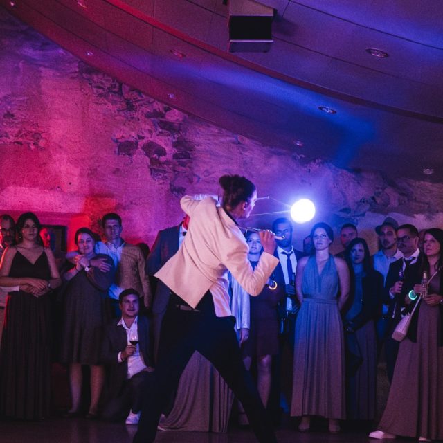 Des performances de diabolo lumineux adaptées à tous vos événements !📷 Mariage Vreny - @studio.vorben
.
.
.
.
.
.
.
.
#janhimself #ilovemyjob #swissartist #swissevent  #event #swisswedding #swissanimation #lightartist  #ledperformer #leddancer #LED #ledart #flowarts #flowtoys #light #pyroterra