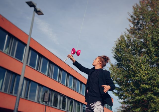 #Authentique est de retour !
Jan HimSelf et son diabolo n’ont pas fini de vous surprendre…
.
.
.
.
.
.
#streetartist #artsderue #spectaclederue #strassenshow #streetartist #streetshow #artderue #janhimself #ilovemyjob #swissartist #swissevent  #event #swisswedding #swissanimation #swissperformance