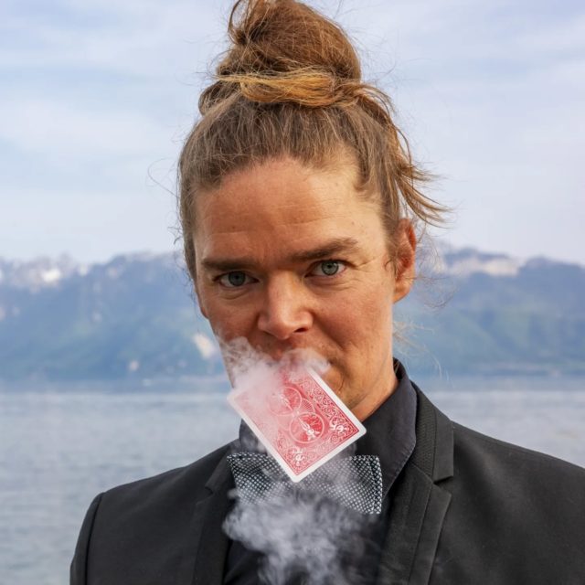 Envie d’une animation originale pour vos événements ?
👉 Magie close-up pour vos invités
👉 Spectacle magique pour enfants (idéal pour Noël)Faites entrer la magie dans vos fêtes !#magie #magiciensuisse #magicien #magiciensuisseromande #closeupmagic #evenementiel #fêtenoël #evenementsuisse