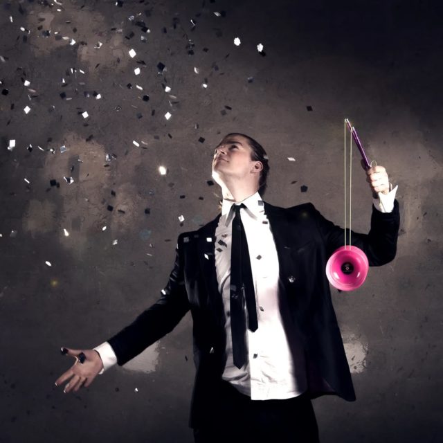 Sur scène, j’aime tout donner : énergie, humour et un brin de folie 💥Mais j’aimerais savoir… si vous étiez dans le public :👉 Vous préférez :