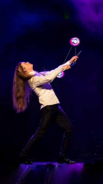 Ce numéro fait partie des spectacles que je propose.
J'aime le faire évoluer selon le type d'événement, le public et le lieu ✨️#diabolo #spectaclevisuel #artistesuisse #performanceévénementielle