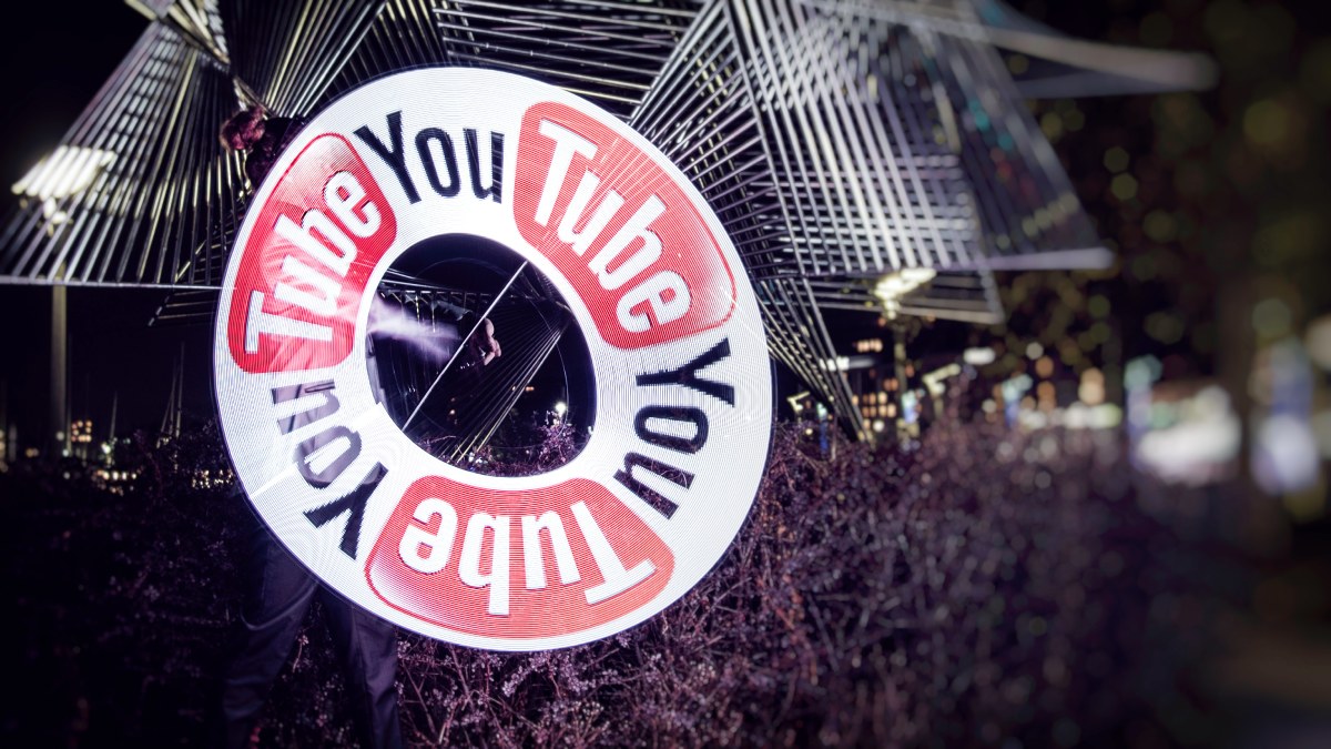 Jan HimSelf bei einer personalisierten LED-Show mit Pixel Poi und Firmenlogo