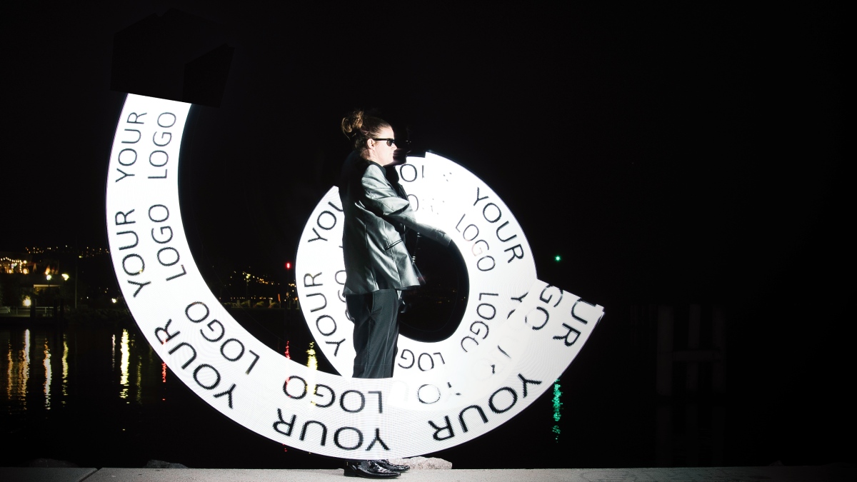 Personalisiertes Logo mit Pixel Poi während einer LED-Show von Jan HimSelf