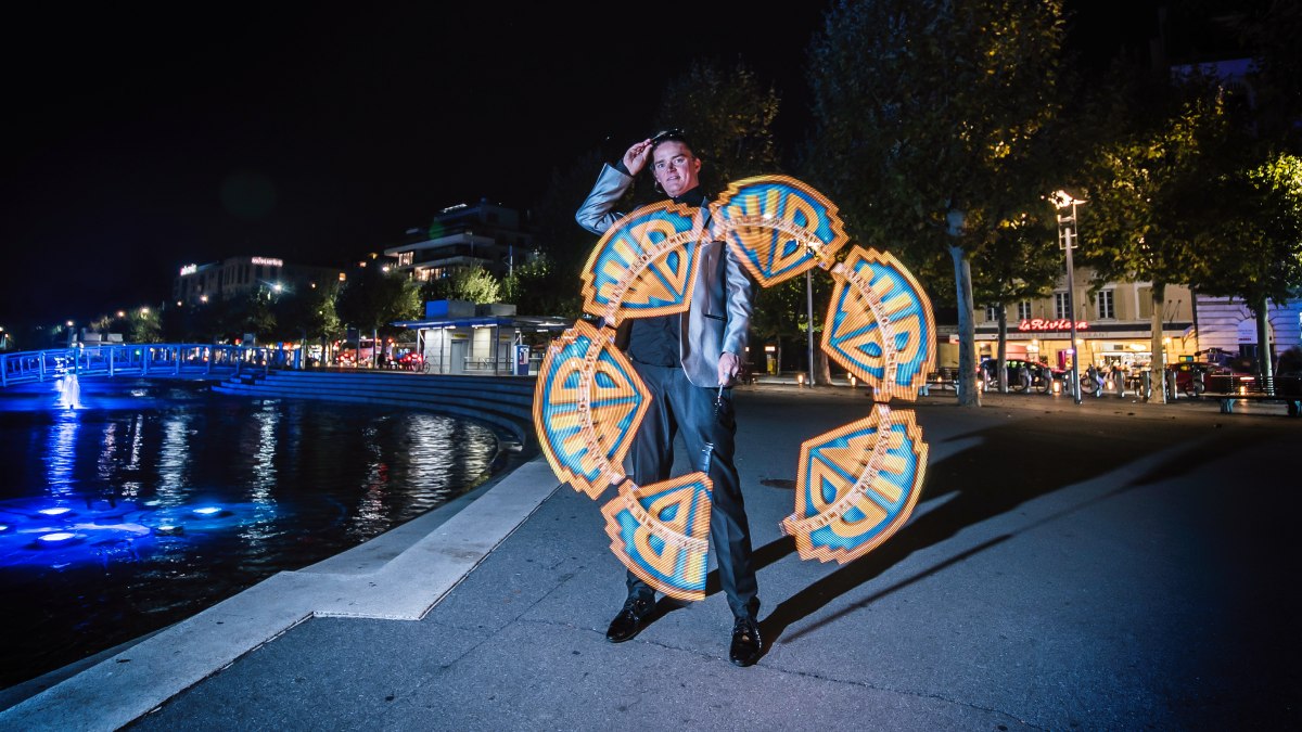 3-LED-Performance-JanHimSelf-personalisierten-Lichtmotiven LED-Performance von Jan HimSelf mit personalisierten Lichtmotiven