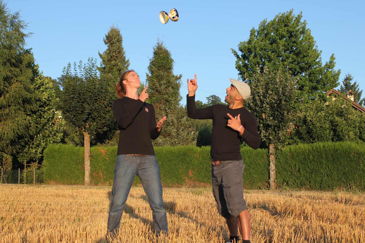 Jan HimSelf, artiste de diabolo suisse, lors du tournage de Planète Diabolo